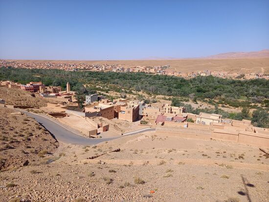 Es ergibt sich stets das gleiche Bild. Der fruchtbare Boden wird für den Anbau von Lebensmitteln genutzt und am Rande der Oase ist die Siedlung.