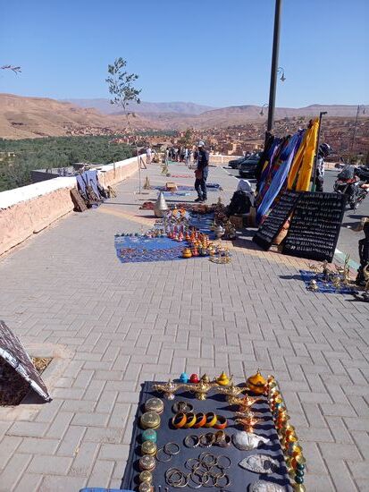 Hier werden wieder Souvenirs angeboten.