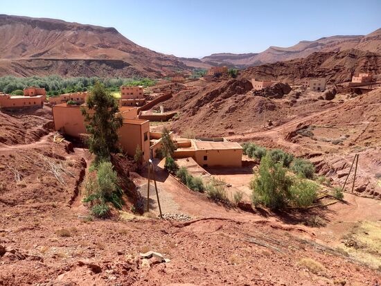 Während der Weiterfahrt sehen wir immer wieder die typischen Kasbahs des hohen Atlas.
