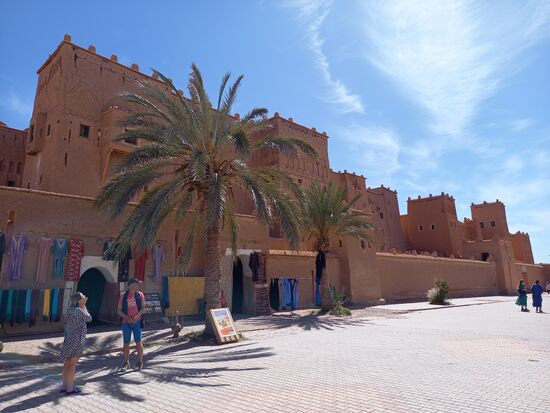 Nach dem Mittagessen war ein Stopp in der Stadt Ouarzazate angesagt. Dort wollten wir die Kasbah von einem ehemaligen Pascha besichtigen. Diese Kasbah wird zum Teil noch restauriert, denn sie war durch das letzte Erdbeben stark beschädigt worden.