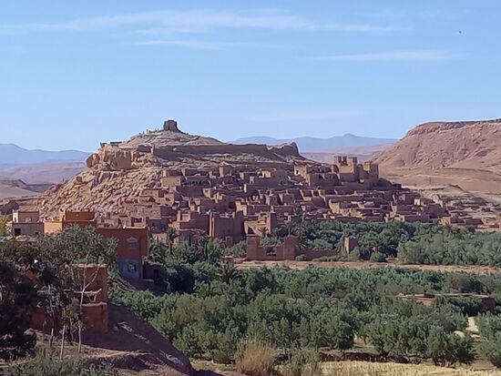 Ehe wir zu unserer heutigen Unterkunft fahren  machen wir noch einen Fotostopp und lichten das Dorf Ben Haddou ab. Dieses Dort ist Kulisse für viele bekannte Filme gewesen wie z.b "Die Mumie", "Game of Thrones" und "Die Bibel" und viele mehr. 1987 wurde dieser Ort als UNESCO Weltkulturerbe anerkannt. Der Erhalt des Dorfes wird jedoch in Frage gestellt,  da immer mehr Einheimische abwandern.