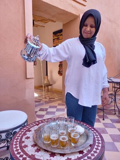 Zur Begrüßung gibt es wie jeden Tag ein Glas Minztee.