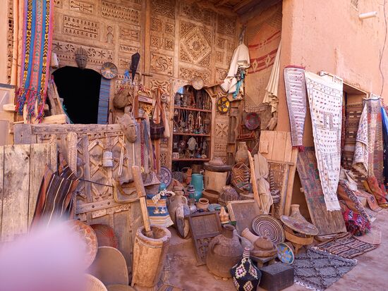 Ehe wir vom Riad starten, werfen wir noch einen Blick in die Gassen direkt vor dem Tor der Unterkunft.