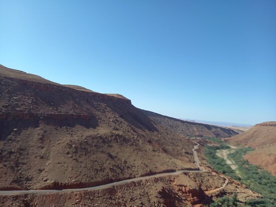 Wir folgen der Straße und bewegen uns stetig bergauf.
