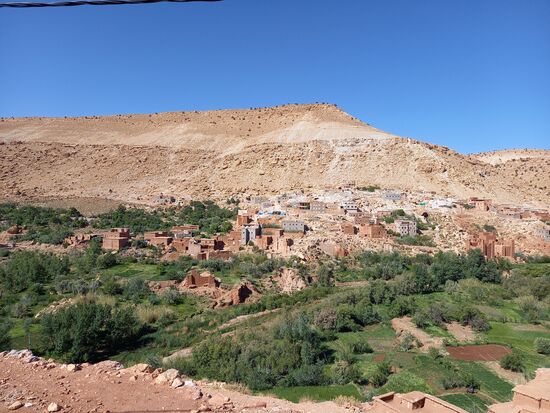 Dieses Gebiet war vom Erdbeben am 8.September 2023 stark betroffen. Viele Menschen starben unter dem Geröll der Steinlawinen. Häuser und Infrastruktur wurden zerstört. An einigen Stellen ist der Schaden noch deutlich sichtbar.