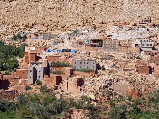 Nach dem Beben wurden blaue Zelte an die betroffenen Familien verteilt,  wir hier im Bild sichtbar.