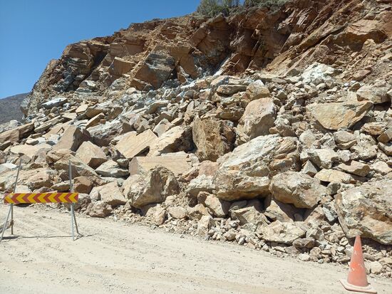 Zwischendurch haben wir einen Eindruck von der Gewalt eines Steinschlages bekommen.