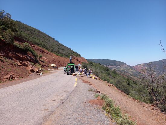 Hier kommen gerade einige Markteinkäufer zurück.