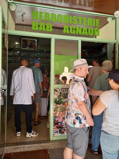 Wir besuchen eine Apotheke der Naturheilkunde.