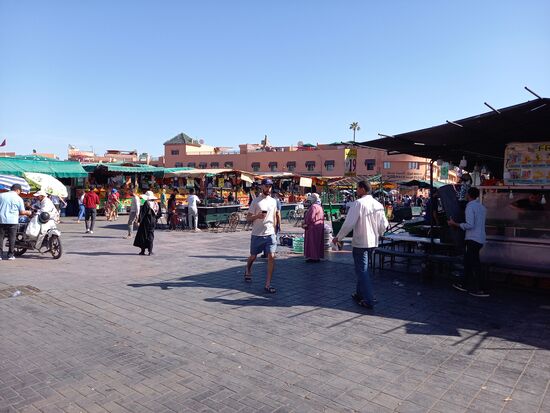 Der Gauklerplatz ist voll von Obstständen, Garküchen, Souvenirs, Schlangenbeschwörer, Gaukler und und und