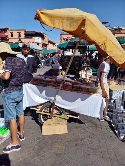 Es herrscht ein buntes Treiben was man zunächst kaum erfassen kann.
