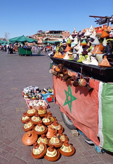 Tajinen in allen Größen und Farben