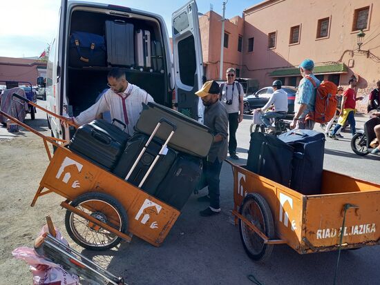 Nach so vielen Eindrücken geht es schließlich zu Fuß ins Riad.