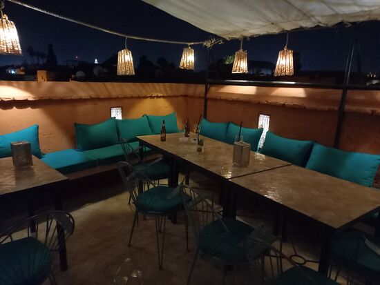 Der Tag klingt auf dieser Dachterrasse aus.