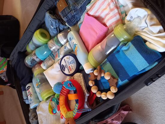 Der erste Koffer ist fast gefüllt.