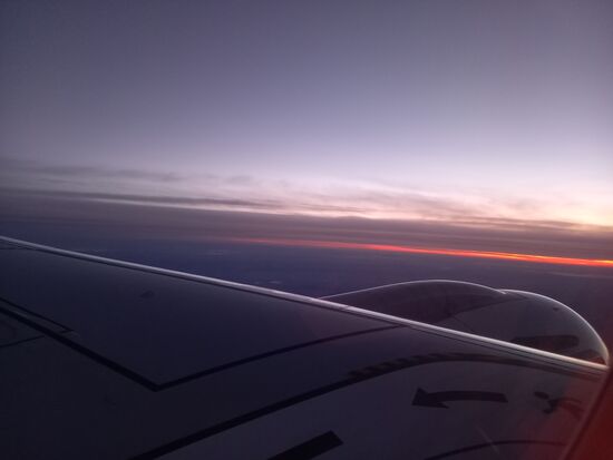 Der Flug verläuft ruhig und dauert eine Stunde.