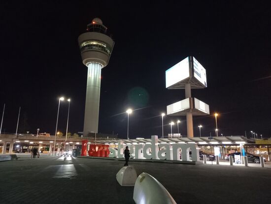 20:35Uhr habe ich den Terminal in Amsterdam bereits verlassen und fahre mit dem kostenfreien Shuttle zum Ibis Hotel. Das Hotel kenne ich bereits und weiß die reiungslosen Abläufe zu schätzen.