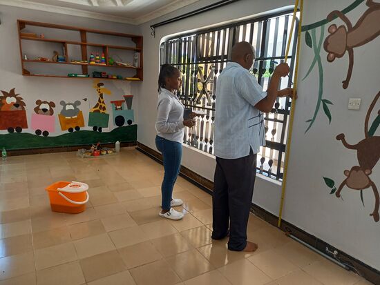Da der Tischler ein Bandmaß hat, bittet Nuruana ihn  gleich noch die notwendige Gardinenlänge auszumessen.