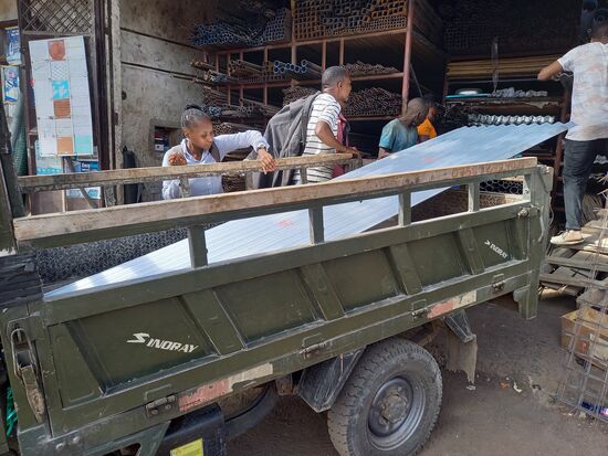 Die Ware wird verladen und Nuru prüft ob alles seine Richtigkeit hat.