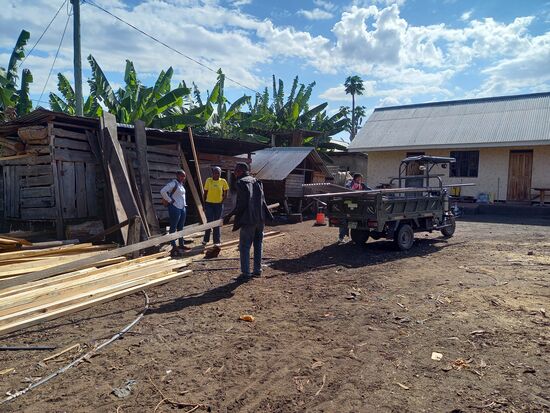 Zum Schluss beschaffen wir Holz. Es ist wieder sehr heiß heute. Ich suche daher bei jeder Gelegenheit einen Schattenplatz auf.