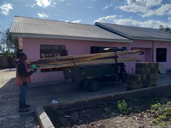 Sofort wird alles abgeladen und die Arbeit beginnt.