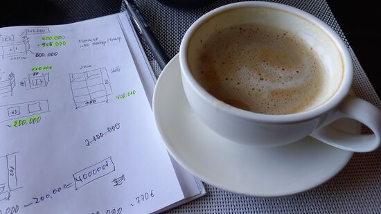 Bei einer Tasse Cappuccino mache ich meine Buchhaltung für unseren Verein.