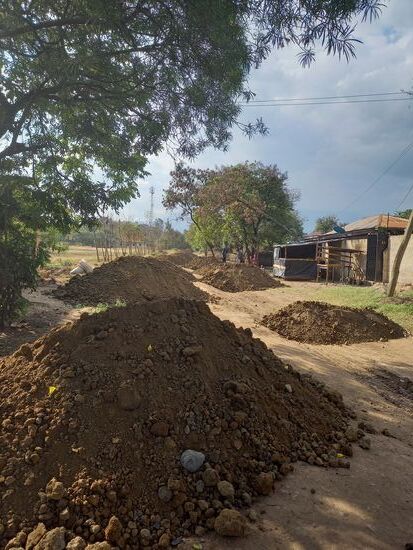 Zunächst wurden Berge von einem Sand/Steingemisch abgeladen und verteilt.