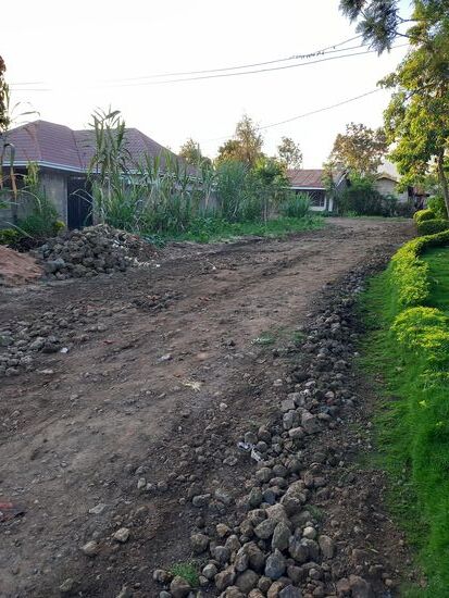 Anwohner haben die großen Steine abgesammelt und an den Rand gelegt. Eine wirkliche Verbesserung ist das nicht.