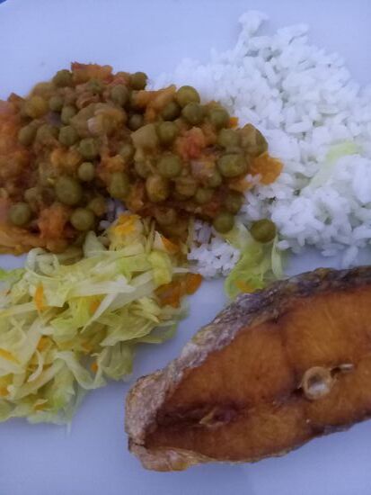 Zum Abendessen bekomme ich im Hostel lecker Reis, Gemüse, Krautsalat und Fisch.