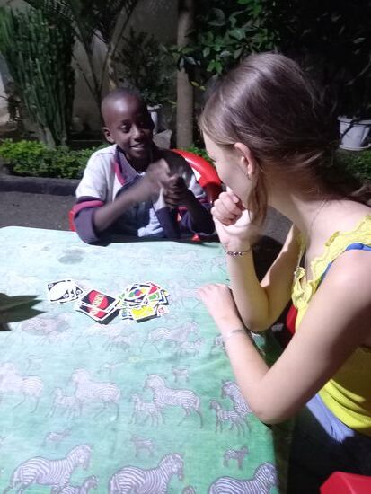 Bei einer Runde UNO klingt der Abend fröhlich aus.