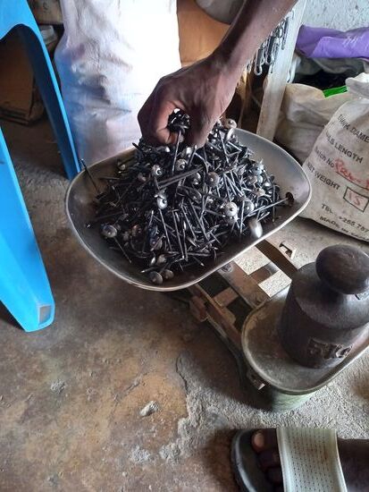 Die Nägel werden ausgewogen.