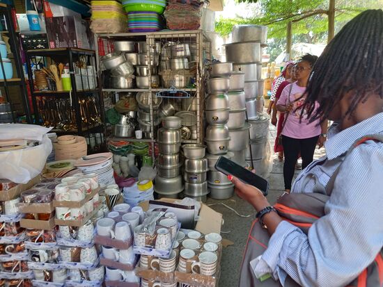 Wir steuern als erstes dieses Geschäft an. Mal sehen,  was wir hier alles bekommen.