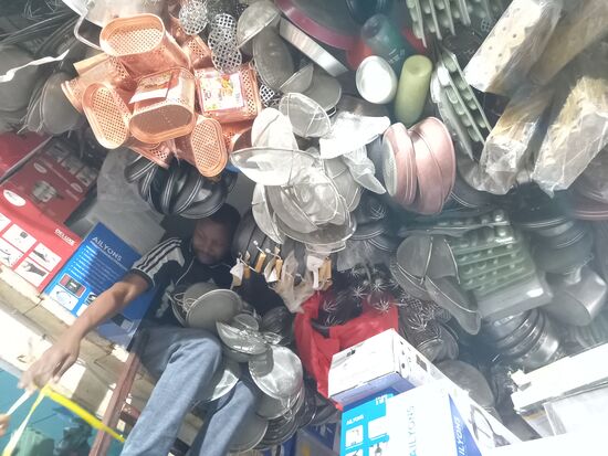 Die Geschäfte sind vollgestopft bis unters Dach. Wir brauchen ein Sieb aus der oberen Etage, die der Verkäufer nur via Leiter erreicht. Die meiste Ware kommt übrings aus China.