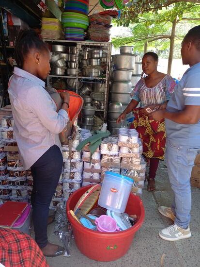 Unser roter Einkaufskübel füllt sich. Schließlich wird noch um den Preis gefeilscht und dann kommt alles in einen großen Karton. Abholen tun wir es später.