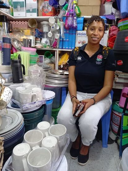 Rose schreibt jeden Posten auf und notiert den Preis. So bewahren wir den Überblick.