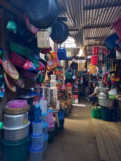 In dieser Gasse kaufen wir Töpfe.