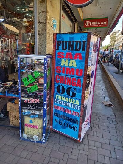 An diesem kleinen Stand werden Uhren repariert.