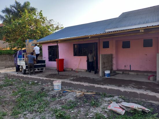 Unglaublich wie hier eine Baustelle hinterlassen wird. Auch die Handwerkskunst lässt zu wünschen übrig. Aber das müssen wir akzepieren.