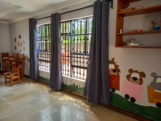 Innen hängen inzwischen die neuen Gardinen. Total schön!