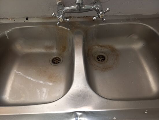 Ich kämpfe damit diese Spüle sauber zu bekommen.