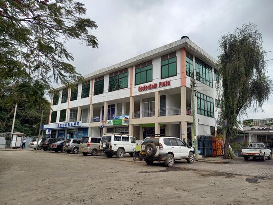 Hier am Rotterdam Plaza gibt es einen Bankautomaten und ein Restaurant.