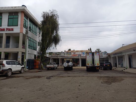 Gleich nebenan gibt es einen Supermarkt indem auch westliche Ware zu bekommen ist. Daher machen hier auch viele Safari Autos Halt.