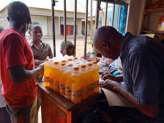 Normalerweise steht man vor dem Gitter. Ich darf eintreten.