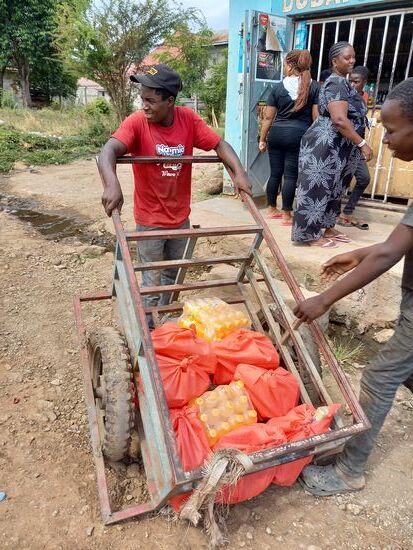 Geschafft. Nun geht es zum Afroplan. Zum Dank für den kurzen Transport bekommt der Junge eine Fanta ab.