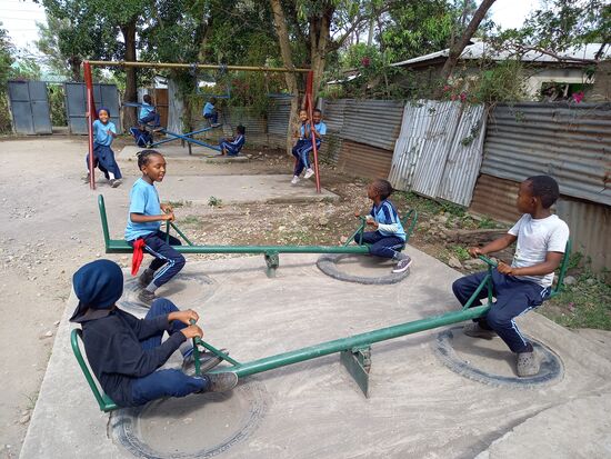 Die Kinder genießen es ganz offensichtlich mal wieder an dem Ort ihrer Kindergartenzeit zu sein.