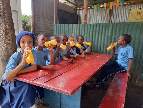 Fanta ist für diese Kinder etwas sehr Besonderes.