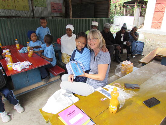 Auch Hossiana freut sich sehr über die Geschenke!