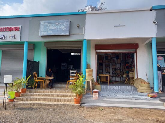 In Usa River gibt es ein neues Cafe und direkt davon steht ein Eimer zum Hände waschen. So etwas brauchen wir im Baby Haus auch. Bei einer Tasse Kaffee erfrage ich bei der Inhaberin kurzerhand den Preis   65000Tzs. Das sind 25€. Via WhatsApp Status habe ich nun auch schon einen Sponsor dafür gefunden und bin begeistert!