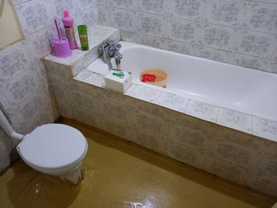 Im Bad empfängt uns eine riesige Kakalacke. Wir bekommen heißes Wasser für eine afrikanische Dusche.