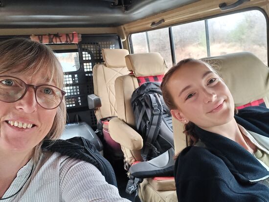 Ein riesigen Safari Fahrzeug für uns allein. Jason, ein Prister begleitet uns. Er ist auch der Manager für die Renovierung der Schulen. Das macht er ehrenamtlich. Ich habe ihn bereits auf meiner Reise 2022 kennengelernt.